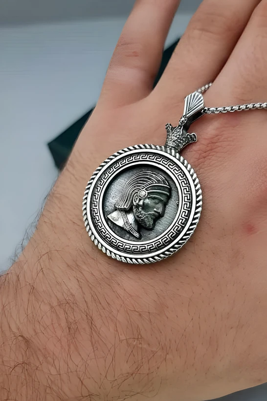 گردنبند کوروش بزرگ مدل 1 جنس استیل کاملاً رنگ ثابت با ضمانت بازگشت وجه
